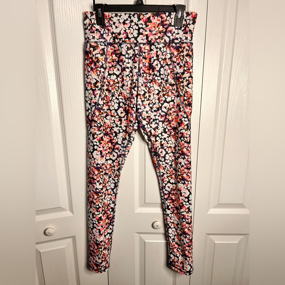 Old Navy Women’s High-Rise Capri Active Leggings
Go-Dry Size XXL Floral Pockets